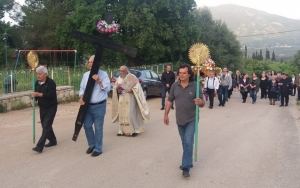 Η ακολουθία του Επιταφίου θρήνου στα Πουλάτα (εικόνες)