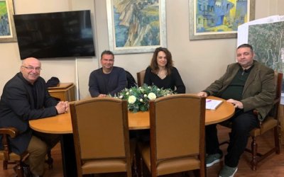 Συνάντηση Κουρή – Δήμου Ληξουρίου για σχολικές υποδομές, Μαντζαβινάτειο και προστασία της παραλίας Ξι