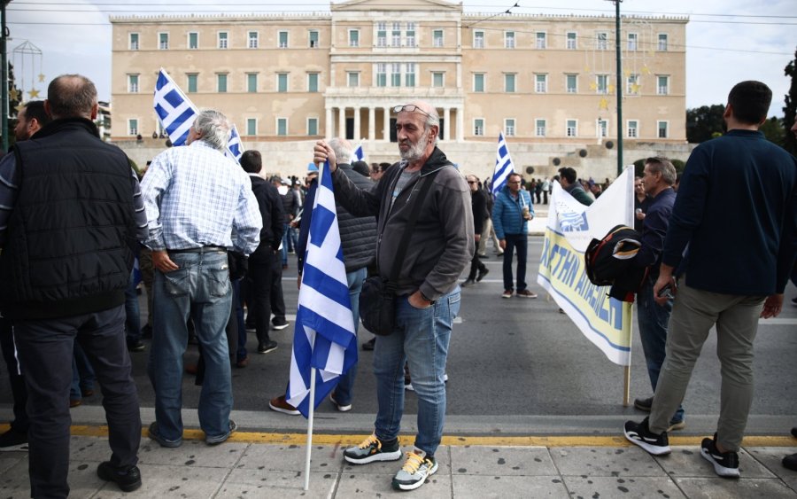 Έρχονται αυξήσεις στις ασφαλιστικές εισφορές για 1,3 εκατ. ελεύθερους επαγγελματίες