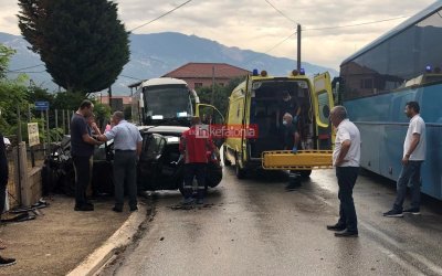 Τροχαίο στα Περατάτα – Σύγκρουση ΙΧ με τουριστικό λεωφορείο – Ένας τραυματίας (εικόνες)