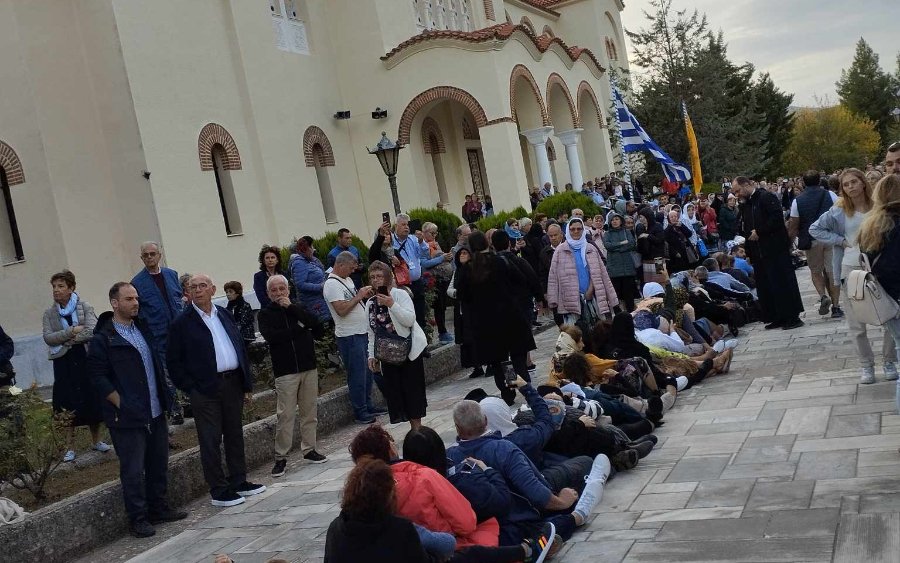 Πλήθος πιστών στη μεταφορά του σκηνώματος του Αγίου Γερασίμου