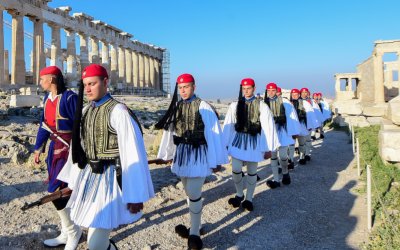 25η Μαρτίου: Συγκίνηση από την έπαρση της ελληνικής σημαίας στον Ιερό Βράχο της Ακρόπολης (Εικόνες)