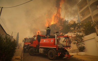 Συναγερμός: Μεγάλο πύρινο μέτωπο στο Πανόραμα Βούλας - Καίγονται σπίτια, εντολή εκκένωσης, ενίσχυση δυνάμεων, μήνυμα από το 112