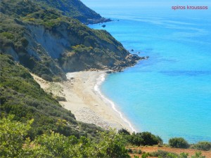 Η παραλία Κορώνη με τα καταγάλανα νερά και την χρυσαφένια άμμο...