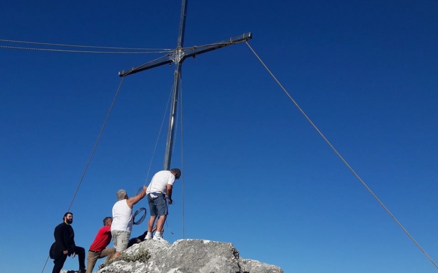 Τοποθέτησαν έναν πελώριο σταυρό στην Μονή της Άτρου (εικόνες)