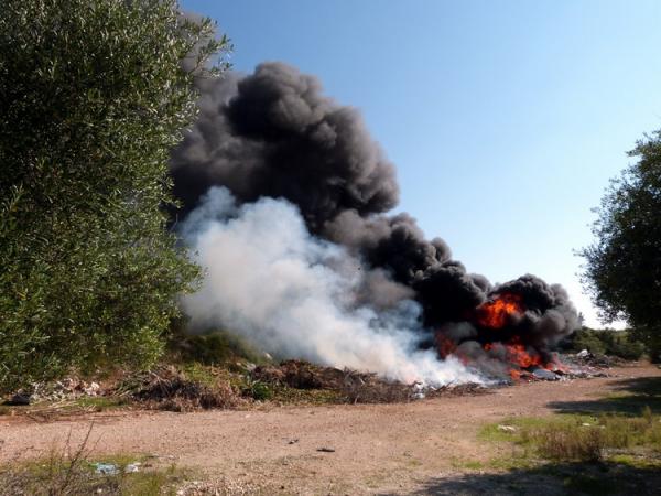 Έβαλαν φωτιά σε χωματερή και «έπνιξαν» τα Περατάτα απ’ τους καπνούς!