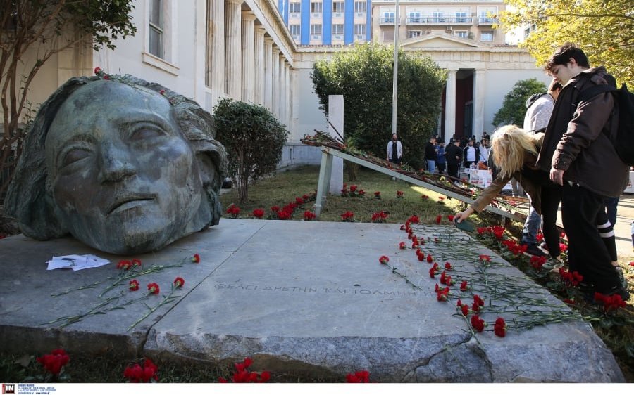 17 Νοέμβρη: Ποιον αναπαριστά η κεφαλή δίπλα στην πύλη του Πολυτεχνείου