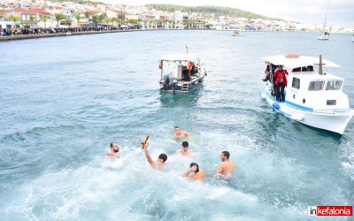 Με λαμπρότητα η τελετή του αγιασμού των υδάτων στο Αργοστόλι!