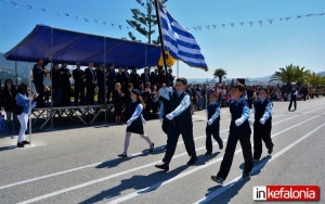 Παρέλαση μόνιμα στην παραλία ;